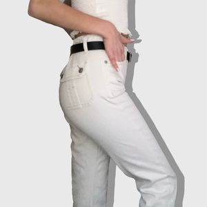 WHITE JEANS. SIZE 6